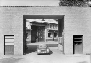 La 125 S e posizionata all'entrata della fabbrica Ferrari.