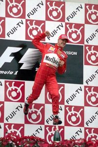 Esultanza di Schumacher sul podio del GP del Giappone. Con questa vittoria si aggiudico il Titolo Mondiale Piloti 2000.