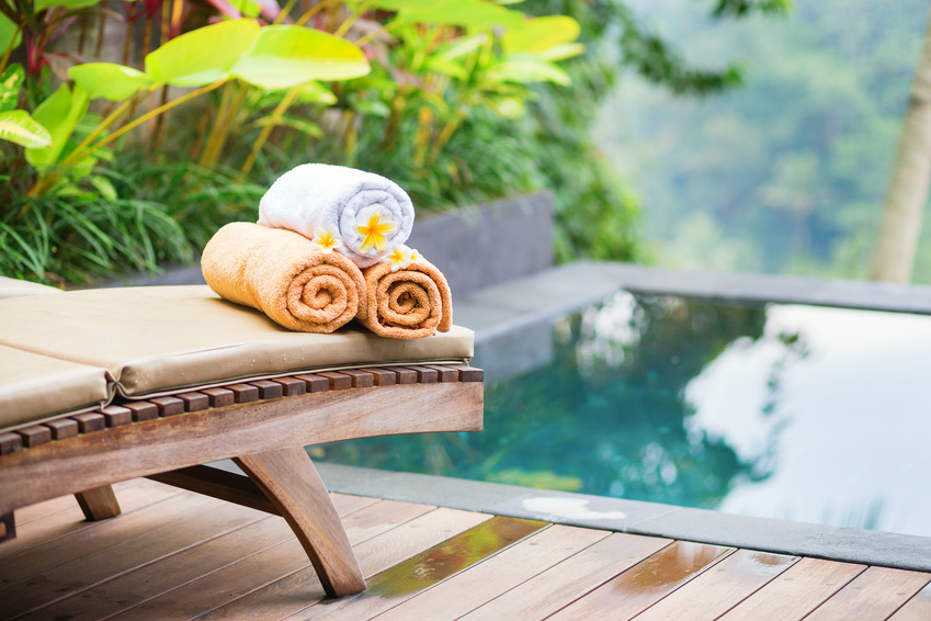 Towels with white frangipani flowers in a Balinese spa