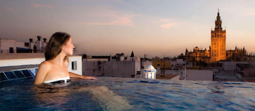 Baños árabes en Aire de Sevilla. Baño Infinity con vistas a la Giralda.