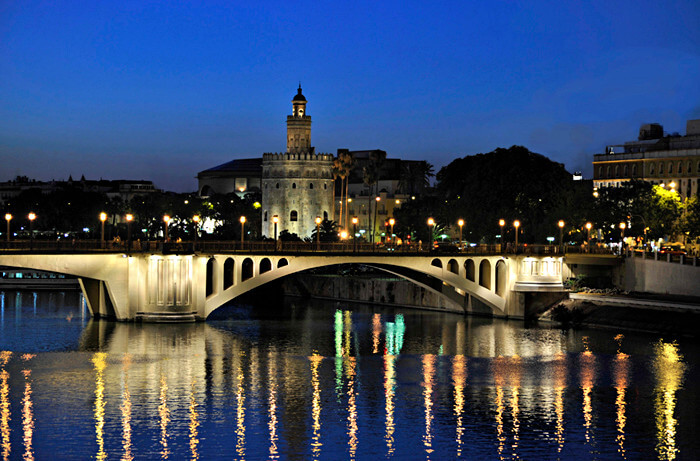 Planes románticos en Sevilla: Paseo por el Guadalquivir