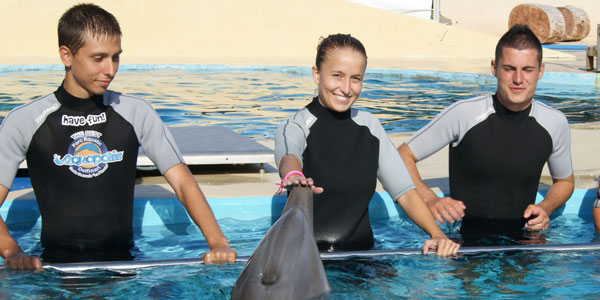 Nadar con delfines en Aquopolis de Tarragona