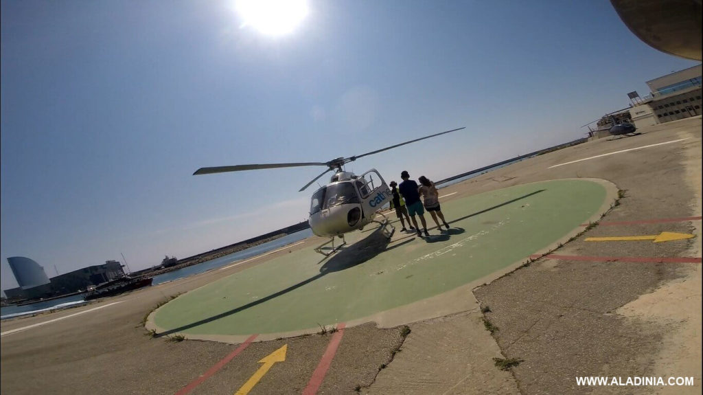 Volar en helicóptero por la ciudad de Barcelona