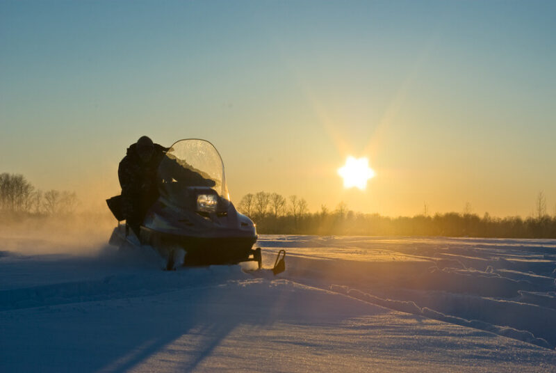 Actividades en la nieve por la noche: Moto de nieve