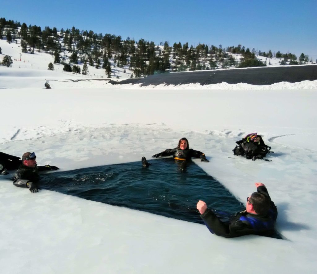 Actividades en la nieve. Baño en el hielo en Lleida.