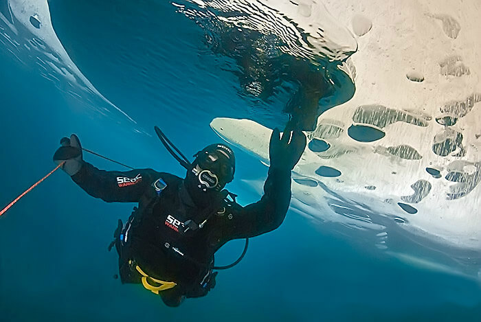 Actividades en la nieve. Buceo bajo el hielo.