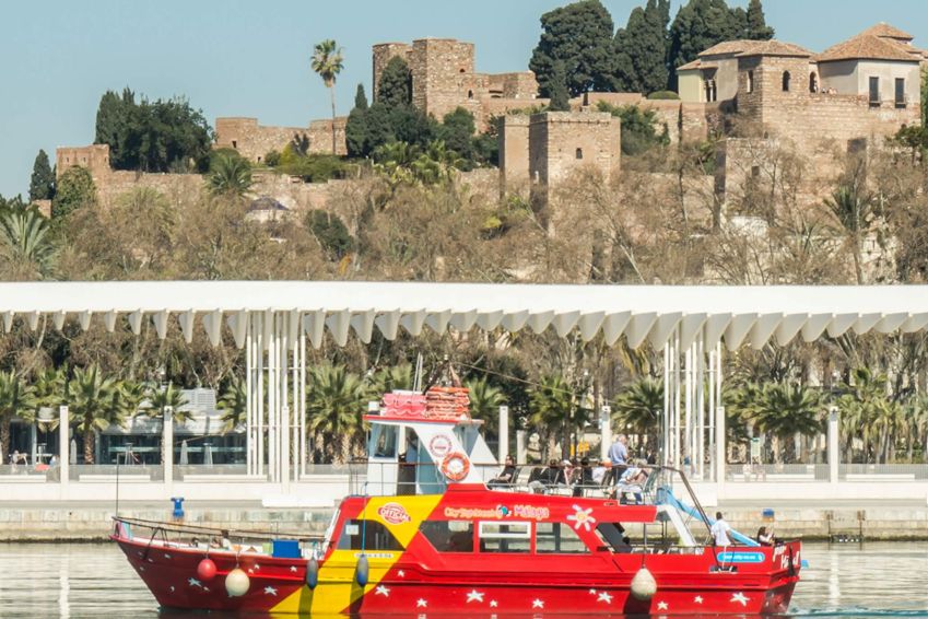 Paseo en barco por la bahía y puerto de Málaga