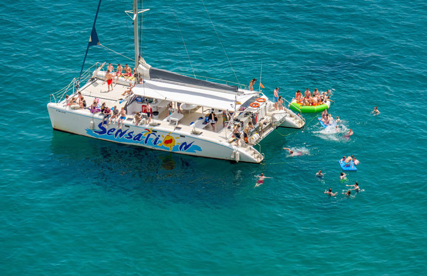 Despedidas de soltera originales: salida en catamarán