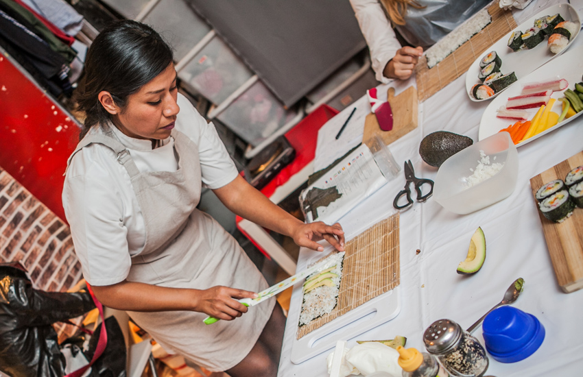 Regalos para madres que tienen de todo: curso de sushi