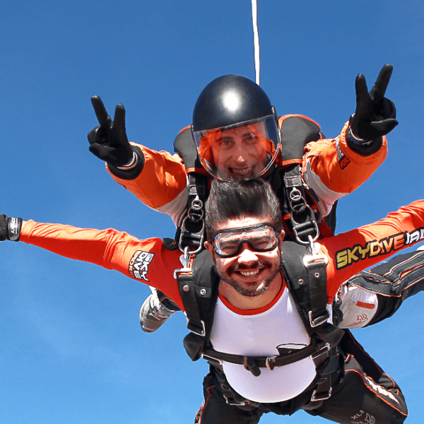 tirarse en paracaídas skydive