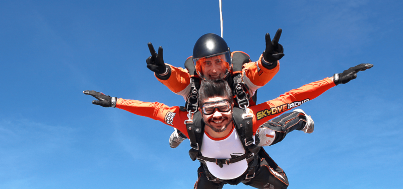 tirarse en paracaídas skydive