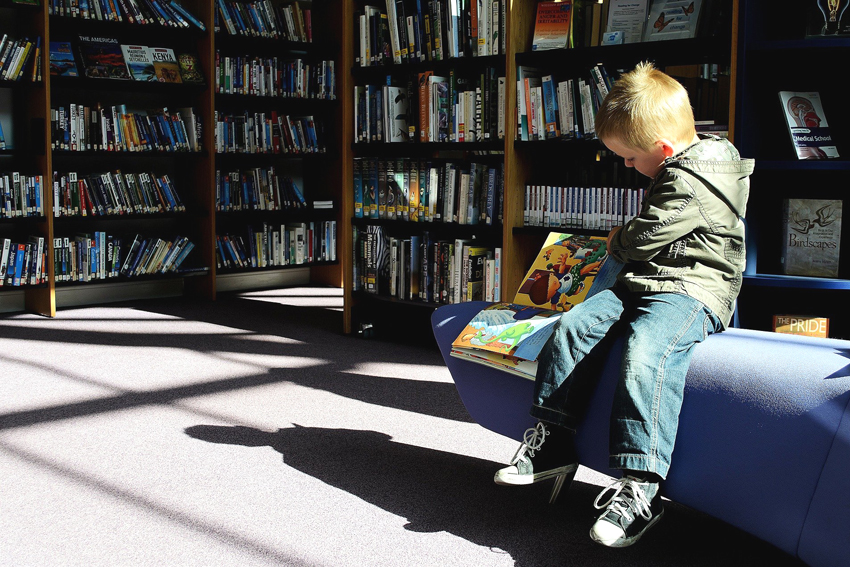 Que hacer con niños en Barcelona: Leer en la biblioteca