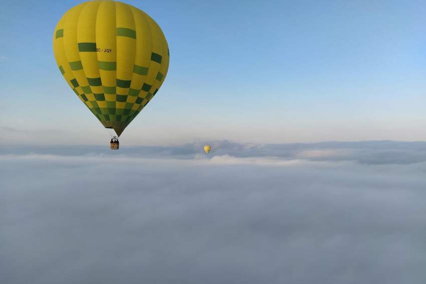 Condiciones meteorológicas vuelo globo: nubes bajo el globo