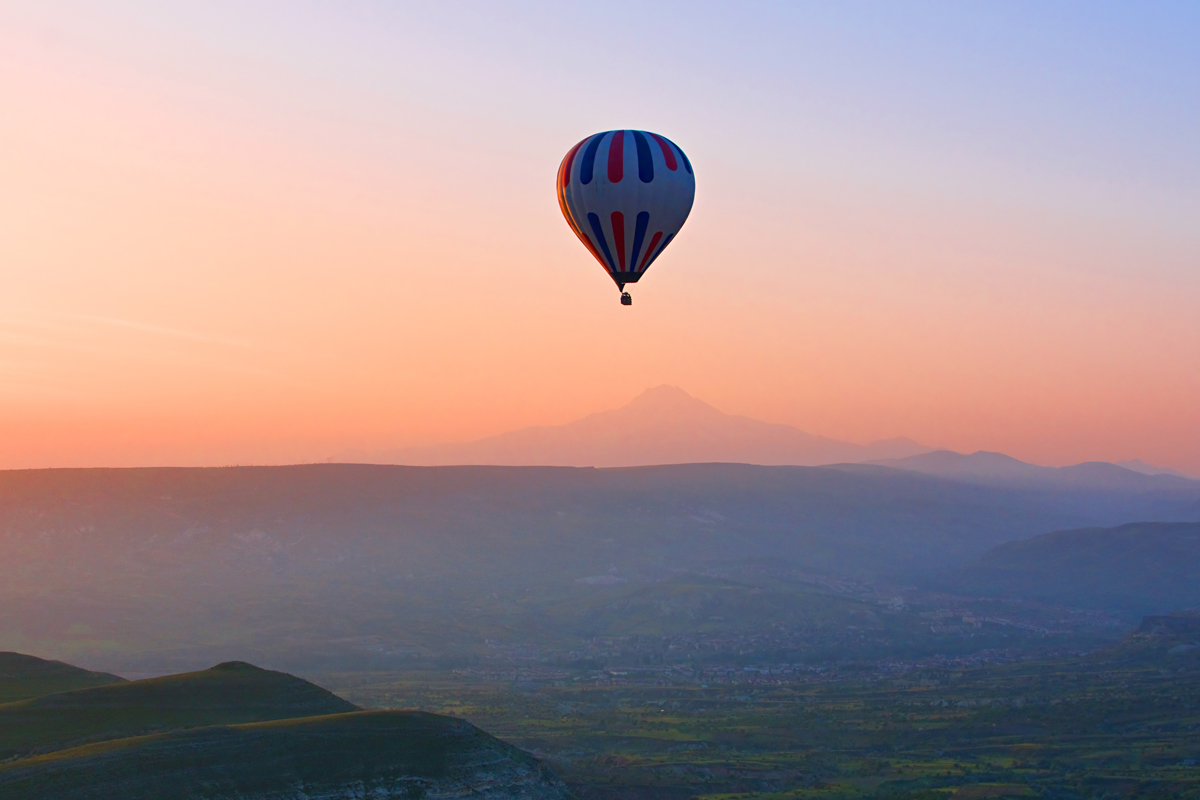 Conditions météorologiques pour la pratique de la montgolfière : montgolfière au coucher du soleil