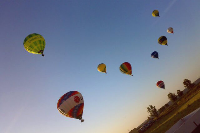 Festivales de globos aerostáticos en España: vuelo con puesta de sol