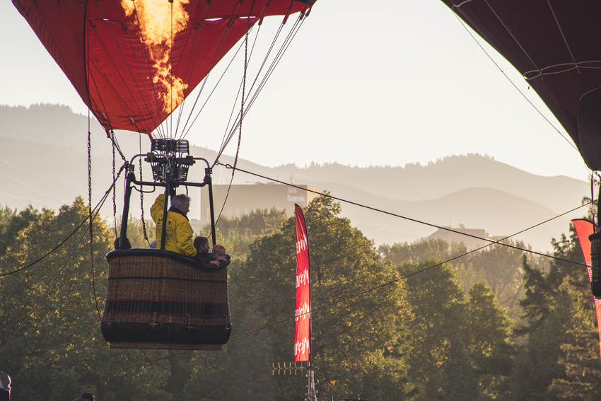 Brûleur pour montgolfière : pilote utilisant le brûleur