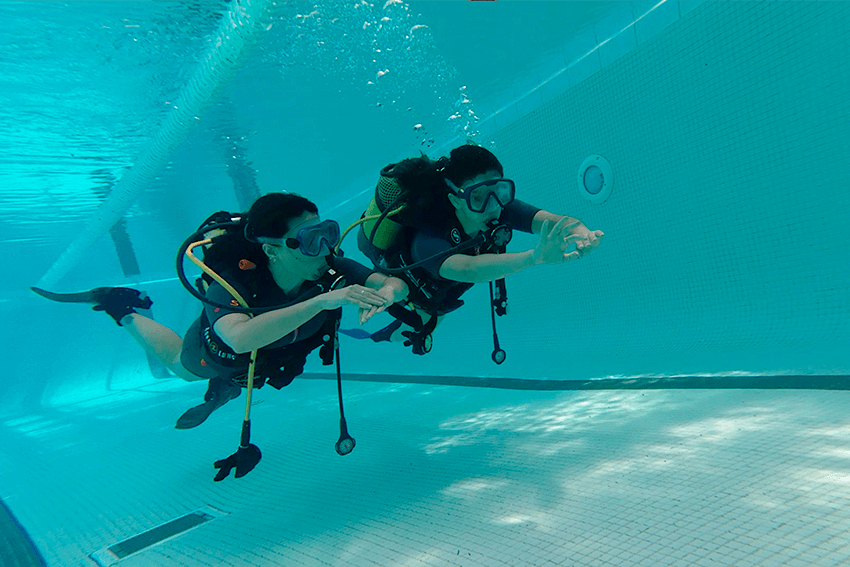 Cómo bucear: Controlar la flotabilidad en la piscina