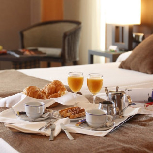 Escapada con Desayuno en Hotel Congreso 4* y Visita a Casa Nordés (A Coruña)