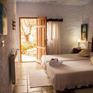 Escapada con Desayuno en Casa Rural Aloe Vera y Visita Guiada a OleoAlmanzora con Desayuno o Merienda para dos (Almería)