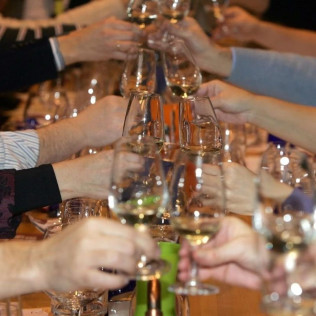 Visita a la Sala de Cata y Botella de Vino Personalizada para dos en Popy Wine (Madrid)