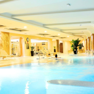 Escapada Romántica con Spa en Hotel Beatriz Toledo Auditorium & Spa 4* y Vuelo en Globo para dos con Fotos y Vídeo (Toledo)