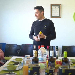Visita Guiada a OleoAlmanzora con Desayuno o Merienda a base de AOVE para dos (Pulpí, Almería)
