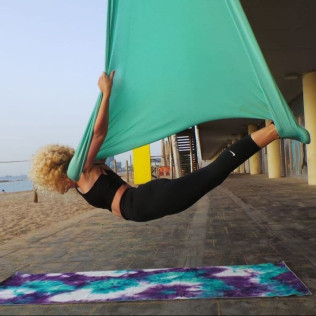 Aire-Clase: Clase Individual de Aero-Yoga en la Playa (Barcelona)