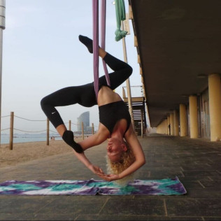Aire-Clase: Clase Individual de Aero-Yoga en la Playa (Barcelona)