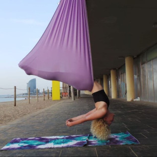 Aire-Clase: Clase Individual de Aero-Yoga en la Playa (Barcelona)