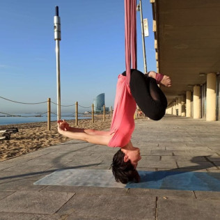 Aire-Clase: Clase Individual de Aero-Yoga en la Playa (Barcelona)