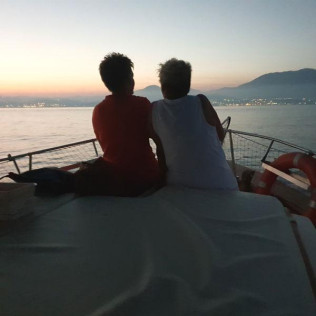 Paseo al Atardecer, Alojamiento en Barco y Cena para dos (Estepona, Málaga)