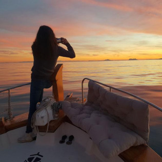 Paseo al Atardecer, Alojamiento en Barco y Cena para dos (Estepona, Málaga)
