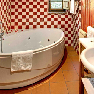 Escapada en Habitación con Bañera Hidromasaje y Visita a la Granja en Alojamiento Rural La Montaña Mágica (Asturias)