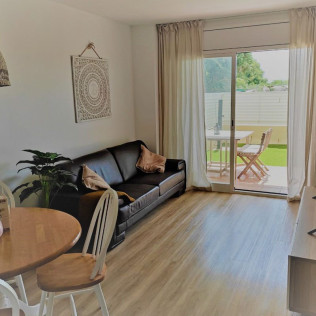 Escapada de 2 Noches con Desayuno, Jacuzzi, Masaje y Cena Opcionales en Apartamento El Rincón de Vega (Playa de Amposta, Tarragona)
