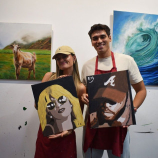 Sesión Art & Wine: Taller de Retratos Personalizados con Vino Ilimitado (Barcelona)