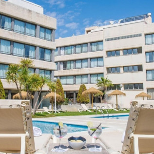 Escapada con Desayuno en Hotel Atenea Park Suites Apartments (Vilanova i la Geltrú, Barcelona)