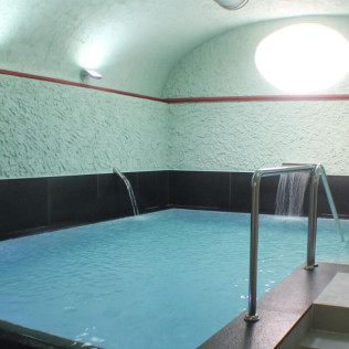 Masaje y Piscina Termal para dos en Balneario Caldetes (Barcelona)