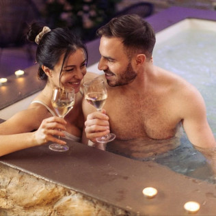 Magic Island: Masaje, Baño Aromático, Botella de Cava o Vino y Bombones para dos en Ananda Spa (Barcelona)