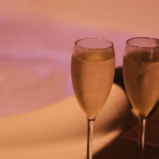 Magic Island: Masaje, Baño Aromático, Botella de Cava o Vino y Bombones para dos en Ananda Spa (Barcelona)
