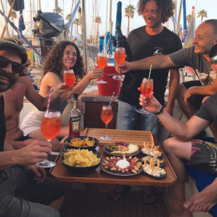Salida en Velero Privado con Paddle Surf, Aperitivo, Bebidas y Opción a ver el Atardecer (Barcelona)