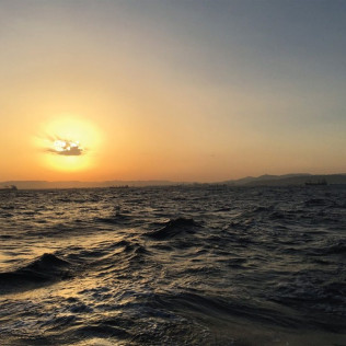 Salida en Velero Privado con Paddle Surf, Aperitivo, Bebidas y Opción a ver el Atardecer (Barcelona)