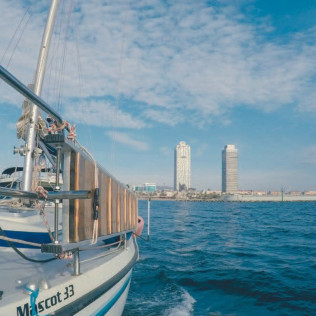 Salida en Velero Privado con Paddle Surf, Aperitivo, Bebidas y Opción a ver el Atardecer (Barcelona)
