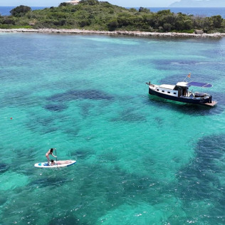 Excursión en Barco a Es Coll Baix con Aperitivo, Snorkel y Paddle Surf para dos (Alcúdia, Mallorca)