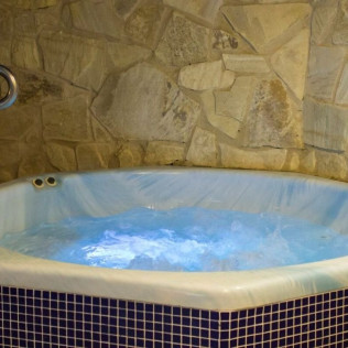 Spa y Cena en Hotel & Spa Villa de Mogarraz 4* y Visita a La Bodega Medieval con Degustación y Aperitivo para dos (Salamanca)