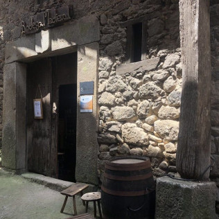 Spa y Cena en Hotel & Spa Villa de Mogarraz 4* y Visita a La Bodega Medieval con Degustación y Aperitivo para dos (Salamanca)