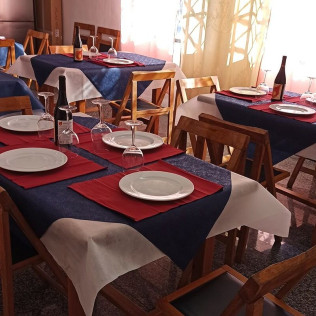 Visita a Bodega Cristo del Humilladero con Cata, Aperitivo y Comida para dos (Cadalso de los Vidrios, Madrid)
