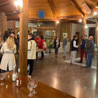 Visita Guiada a Bodegas Castillo de Monjardín con Cata, Aperitivo y Menú Maridaje para dos (Villamayor de Monjardín, Navarra)