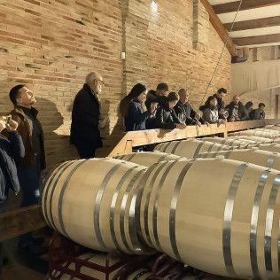 Visita Guiada a Bodegas Castillo de Monjardín con Cata, Aperitivo y Menú Maridaje para dos (Villamayor de Monjardín, Navarra)
