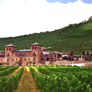 Visita Guiada a Bodegas Castillo de Monjardín con Cata, Aperitivo y Menú Maridaje para dos (Villamayor de Monjardín, Navarra)