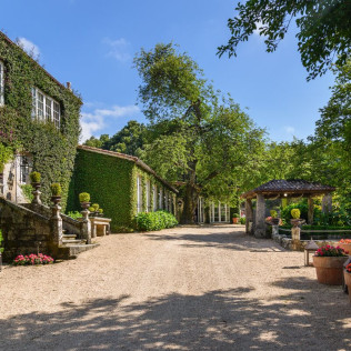 Visita Guiada a la Bodega Pazo de Señorans con Cata de vino y aguardientes para dos (Meis, Pontevedra)